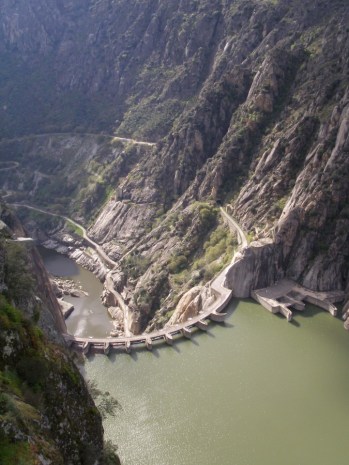 The 140-m high Aldeadávila dam, in the Duero River between Spain and Portugal. Photo by Miguel Clavero.
